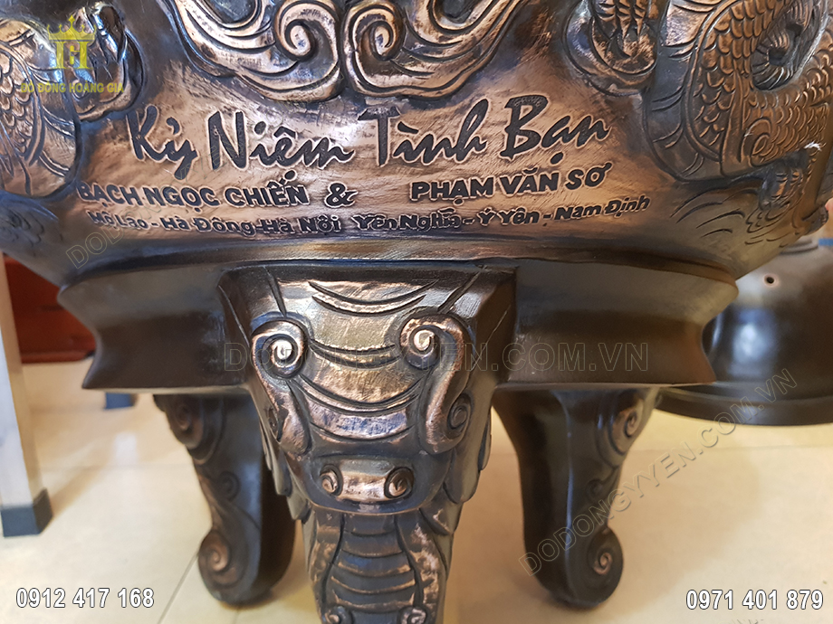 Mặt ph&iacute;a kia khắc d&ograve;ng chữ kỷ niệm t&igrave;nh bạn v&ocirc; c&ugrave;ng đẹp v&agrave; sắc n&eacute;t